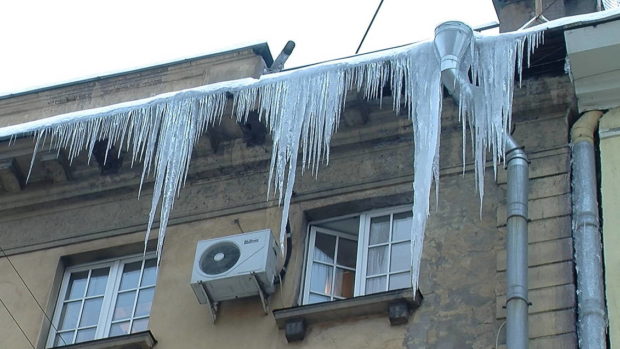 Боремся с сосульками на крыше